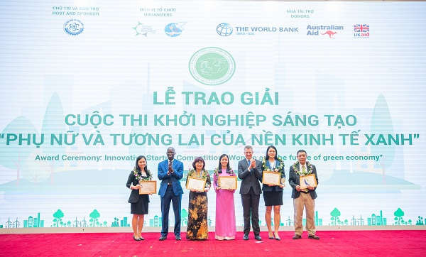 Giám đốc Quốc gia Ngân hàng Thế giới tại Việt Nam Ousmane Dione và Ông Justin Baguley - Tham tán phụ trách Hợp tác và phát triển - Đại sứ quán Úc trao giải cho đơn vị được vinh danh trong hạng mục Thách thức