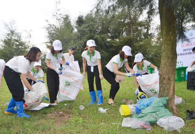 Đại diện Quỹ Bảo vệ Môi trường Quảng Ninh phát động thu gom rác thải tại bãi biển Trà Cổ, TP Móng Cái