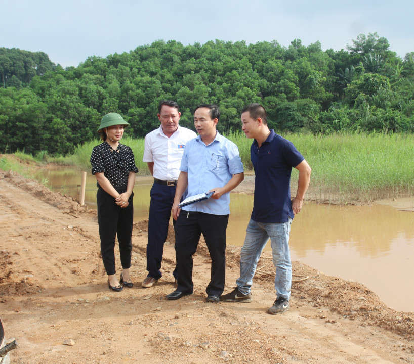 Lãnh đạo Phòng TN&MT huyện Trấn Yên kiểm tra việc thực hiện các biện pháp đảm bảo an toàn hồ chứa tại các cơ sở chế biến khoáng sản trên địa bàn
