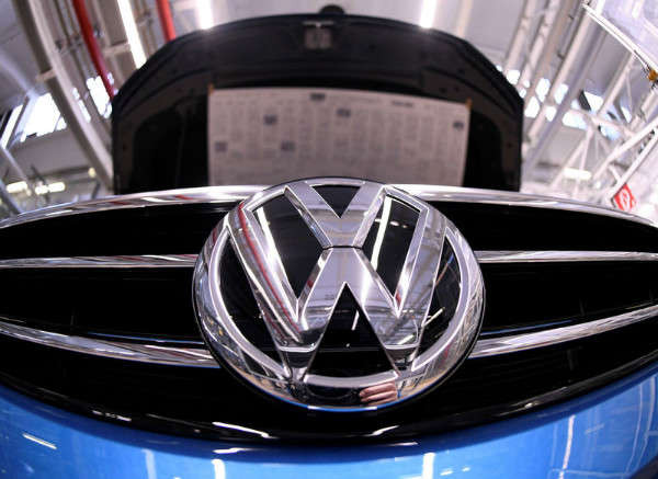 Logo của Volkswagen tại Wolfsburg, Đức vào ngày 1/3/2019. Ảnh: Reuters / Fabian Bimmer