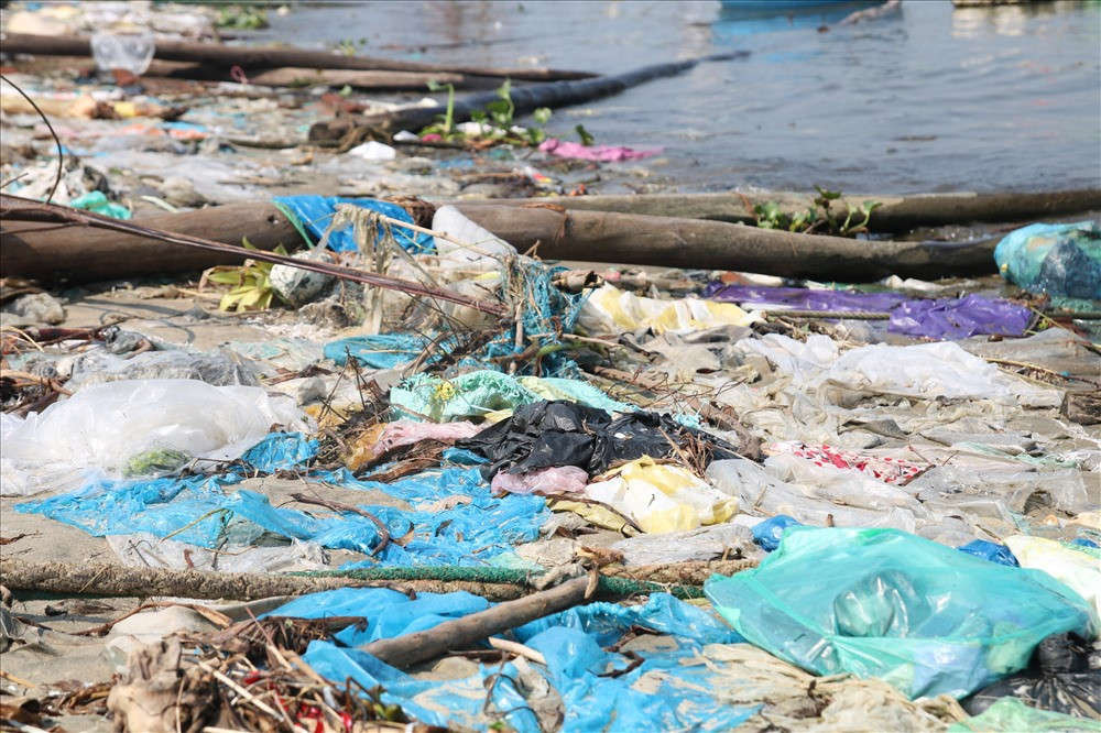 Túi ni lông, chai nhựa bủa vây các xã ven biển Quảng Nam