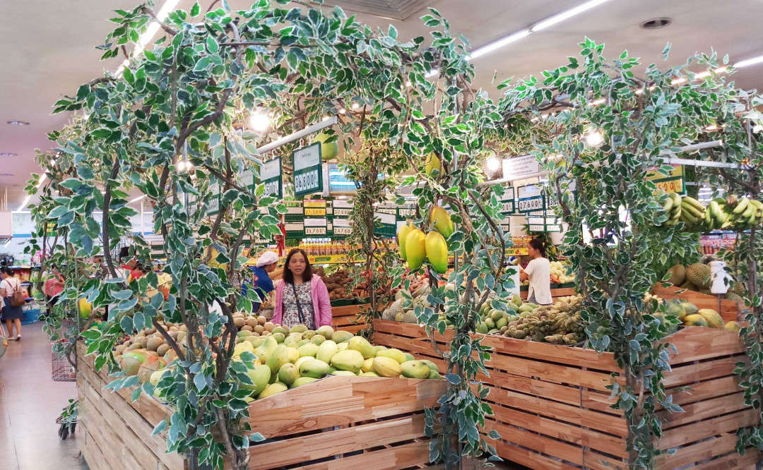 Các siêu thị tại Huế cũng bố trí cây xanh để tạo không gian xanh cho người tiêu dùng...