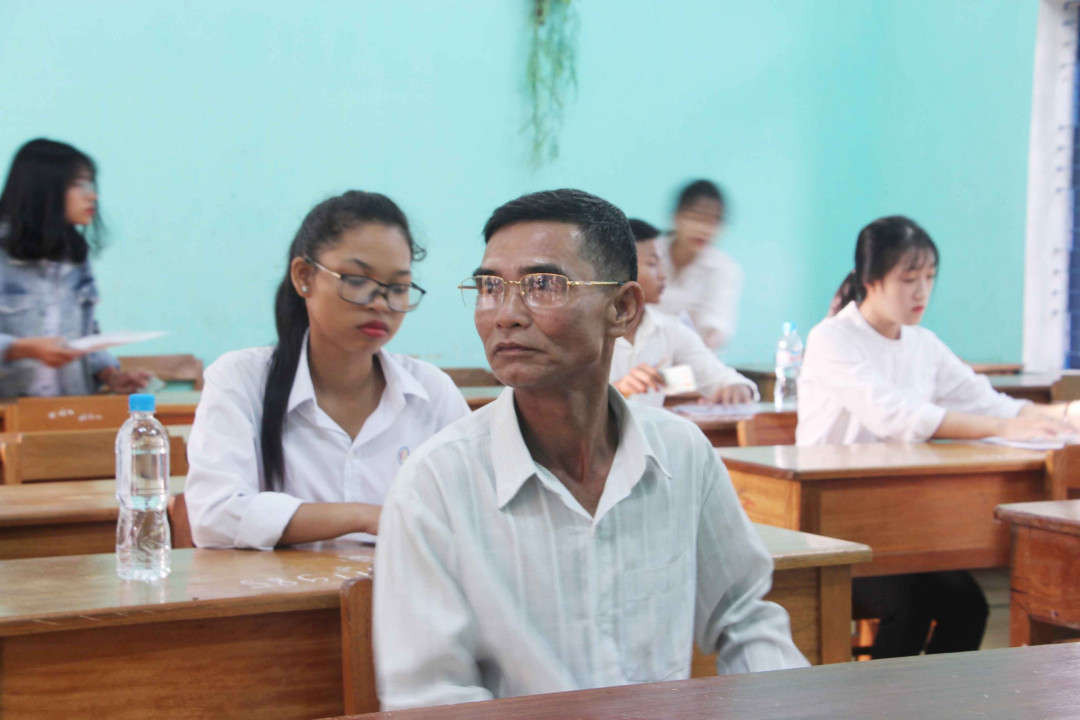 Ông Hồ Quang Đông dù đã làm ông nội vẫn quyết tâm đi thi