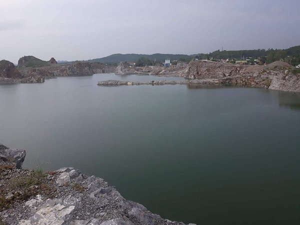 Mỏ đá lèn Chùa sau khi DN khai thác xong là một hồ nước khổng lồ, sau hoắm