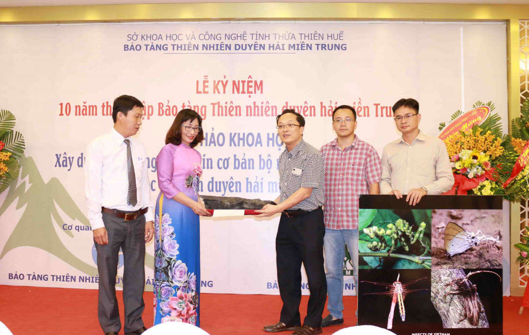 Đại diện Bảo tàng Thiên nhiên Việt Nam trao tặng mẫu vật quý hiếm cho Bảo tàng Thiên nhiên duyên hải miền Trung