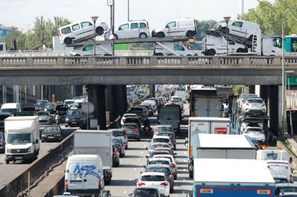 Các phương tiện giao thông vào giờ cao điểm đông đúc trên đường vành đai ở Paris, Pháp vào ngày 28/6/2017. Ảnh: Reuters / Charles Platiau