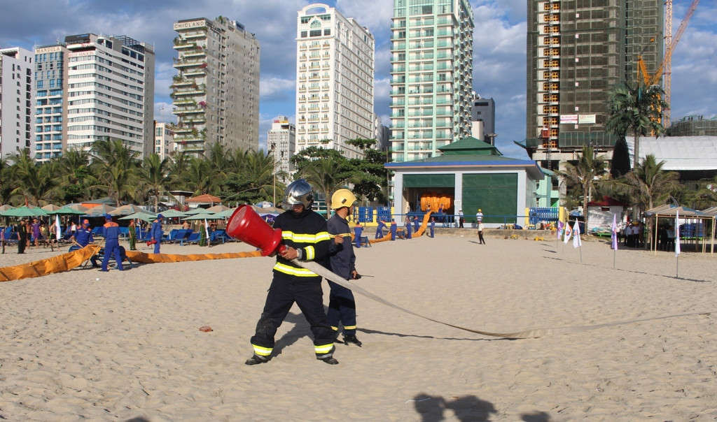 Công an thành phố và lực lượng PCCC điều động phương tiện, nhân lực triển khai phương án phòng chống cháy, nổ trên bờ