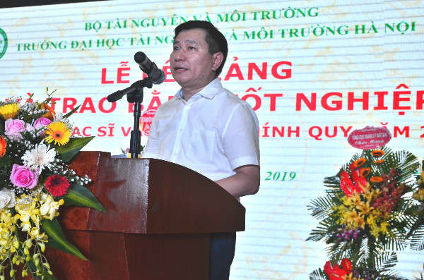 Hiệu trưởng trường Đại học TN&MT Hà Nội Hoàng Anh Huy báo cáo