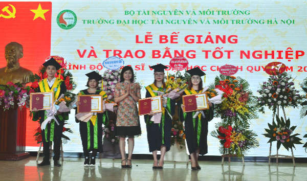 Lễ trao bằng tốt nghiệp và giấy khen cho học viên, sinh viên trình độ thạc sĩ, đại học năm 2019 của trường Đại học TN&MT Hà Nội