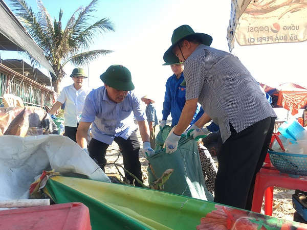 Ông Đào Trọng Quy (người đội mũ cối) - Giám đốc Sở Tài nguyên và Môi trường Thanh Hóa cùng tham gia dọn rác tại bãi biển Hải Hòa.