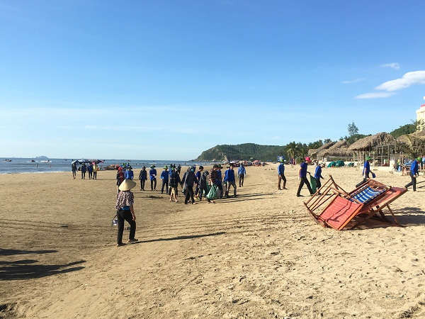 Đông đảo Đoàn viên thanh niên và các tầng lớp nhân dân tham gia làm sạch hơn 1km đường bờ biển.
