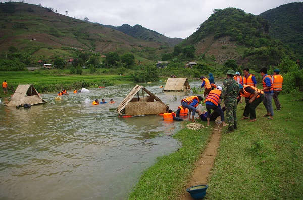 Diễn tập ứng phó thiên tai và tìm kiếm cứu nạn tại xã Suối Bàng, huyện Vân Hồ.