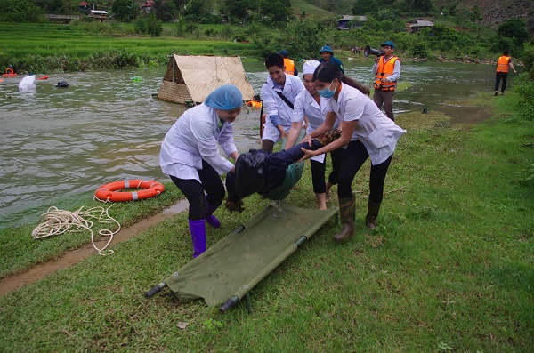 Các lực lượng tham gia thực hành ứng phó bão lũ và tìm kiếm cứu nạn tại xã Suối Bàng