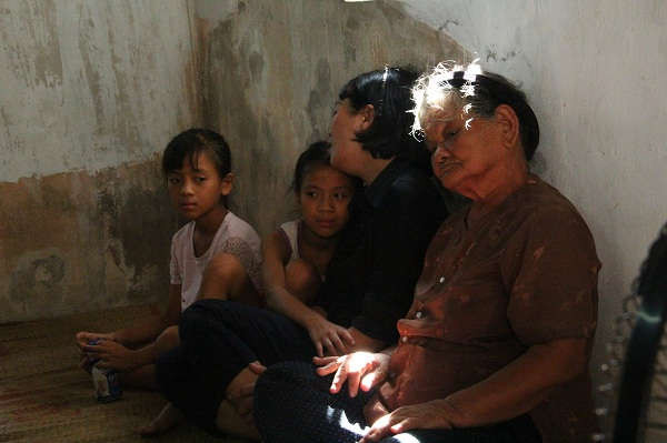 Mẹ già, vợ và con anh Nguyễn Văn Hòa đau đớn khi mất cùng lúc 2 người thân trong vụ chìm tàu