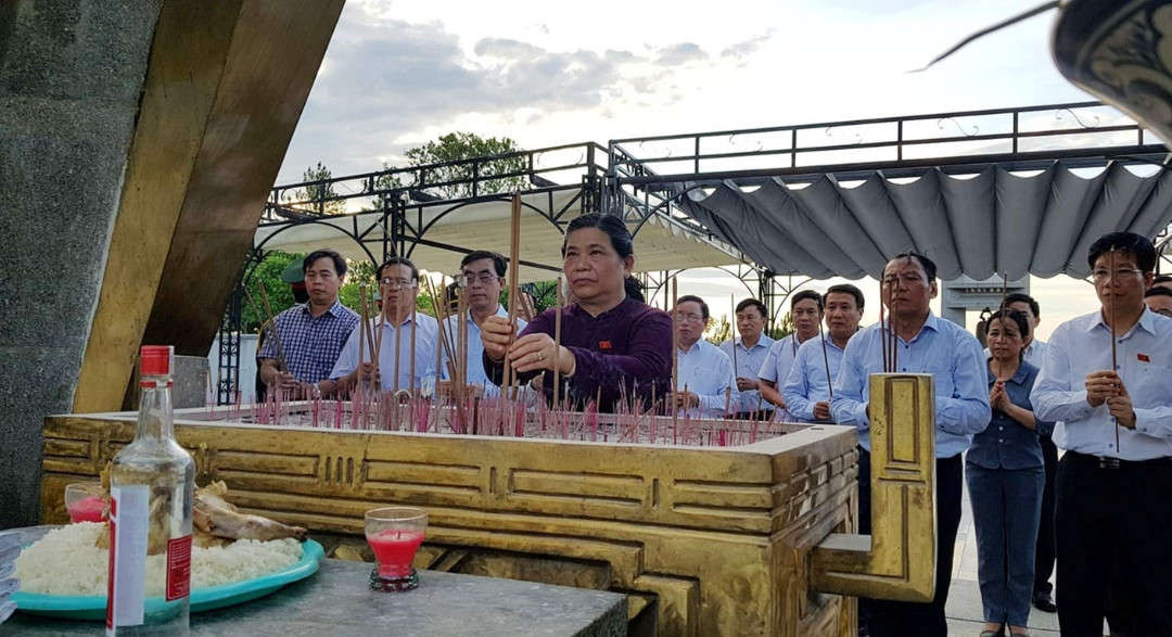 Phó Chủ tịch Thường trực Quốc hội Tòng Thị Phóng dâng hương tri ân các anh hùng liệt sỹ tại Quảng Trị