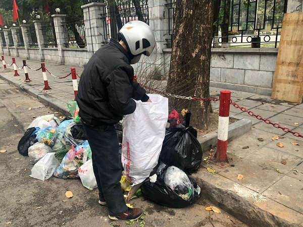 Tại nhiều nơi trong thành phố người dân vẫn vo tư xả rác bừa bãi