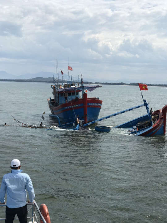 Tàu cá QNg - 92605 TS đang chìm dần xuống biển. Ảnh Nguyễn Tấn