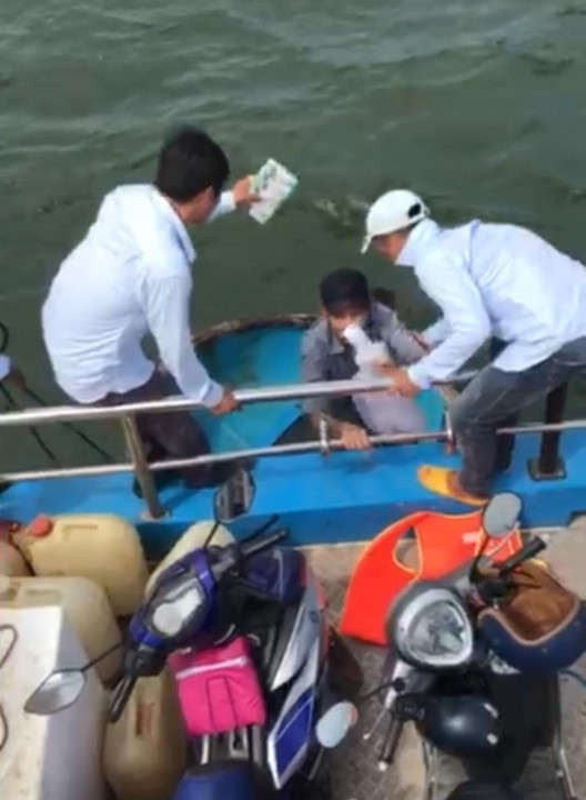 Tàu khách Chín Nghĩa 09 tiếp cận và cứu nạn nhân trên tàu cá bị chìm. Ảnh Nguyễn Tấn