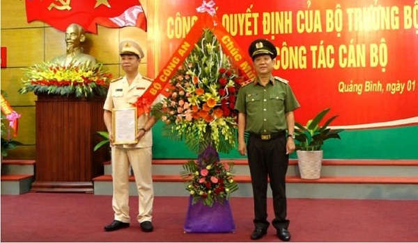 Thứ trưởng Bộ Công an Nguyễn Văn Sơn- Trao quyết định và tặng hoa chúc mừng Đại tá Trần Hải Quân