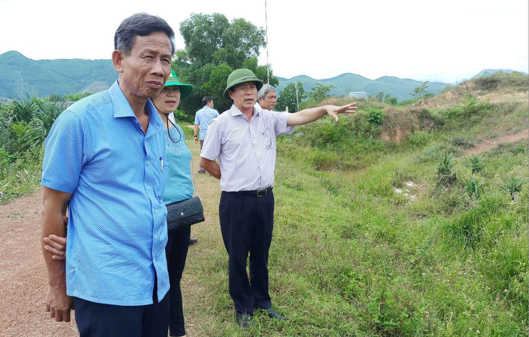 Lãnh đạo huyện Phong Điền khảo sát những nơi bị ảnh hưởng do khai thác mỏ đá vôi