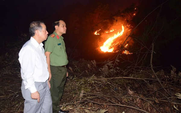 Lãnh đạo Thừa Thiên Huế đến hiện trường vụ cháy rừng lớn ở Hương Trà hôm 28/6 vừa qua để chỉ đạo...