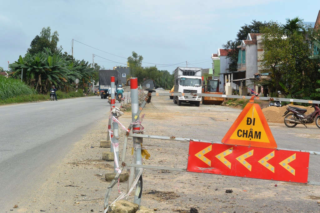 Dự án nâng cấp mở rộng quốc lộ 1A đoạn qua huyện Bình Sơn thi công nham nhỏ tiềm ẩn nguy cơ mất an toàn giao thông