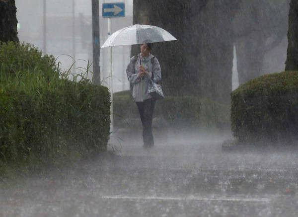 Một người đi bộ đi qua cơn mưa lớn ở Kirishima, tỉnh Kagoshima, phía Tây Nam Nhật Bản vào ngày 3/7/2019. Ảnh: Kyodo