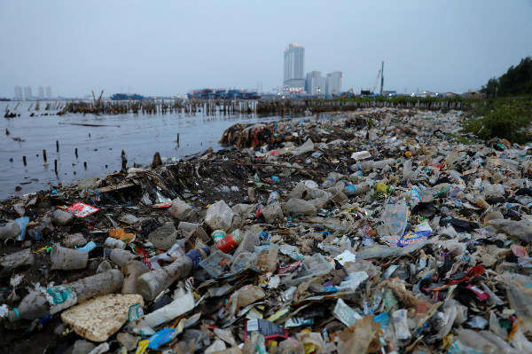 Rác, hầu hết là nhựa dọc bờ biển ở Jakarta, Indonesia vào ngày 21/6/2019. Ảnh: Reuters / Willy Kurniawan