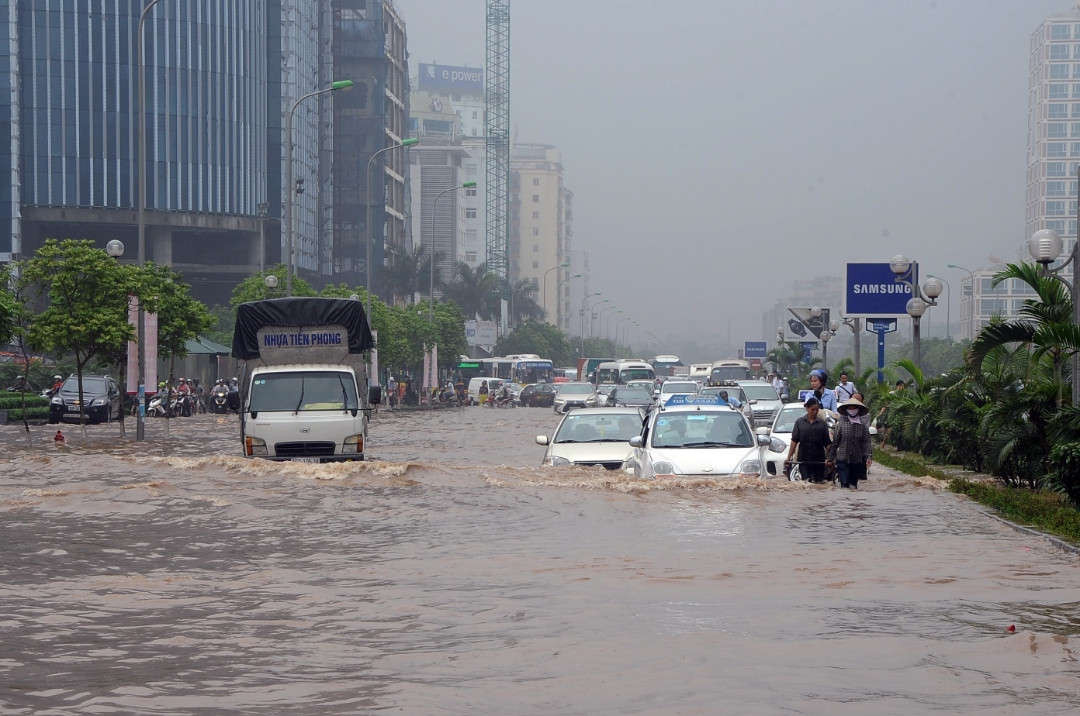 Khu vực xung quanh tòa nhà Keangnam (quận Cầu Giấy) thường xuyên ngập sâu sau mưa lớn Ảnh Quang Quyết