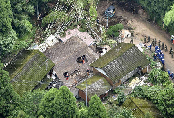 Toàn cảnh trên không cho thấy các nhân viên cứu hộ tìm kiếm một cư dân mất tích tại ngôi nhà bị sập do lở đất do mưa lớn gây ra ở Soo, quận Kagoshima, phía Tây Nam Nhật Bản vào ngày 4/7/2019. Ảnh: Kyodo