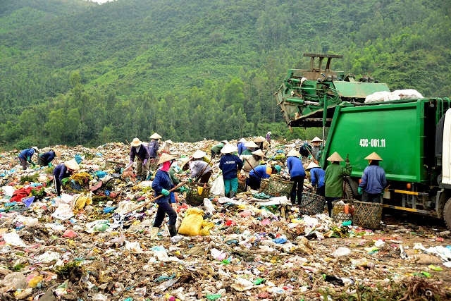 Bãi rác Khánh Sơn cần phải được nâng cấp nhưng vấp phải sự phản đối của người dân địa phương 