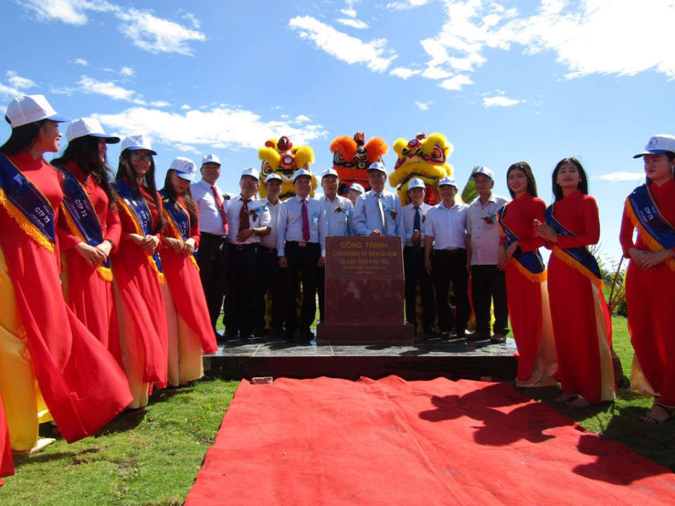 Lễ gắn biển công trình chào mừng kỷ niệm 30 năm tái lập tỉnh Phú Yên