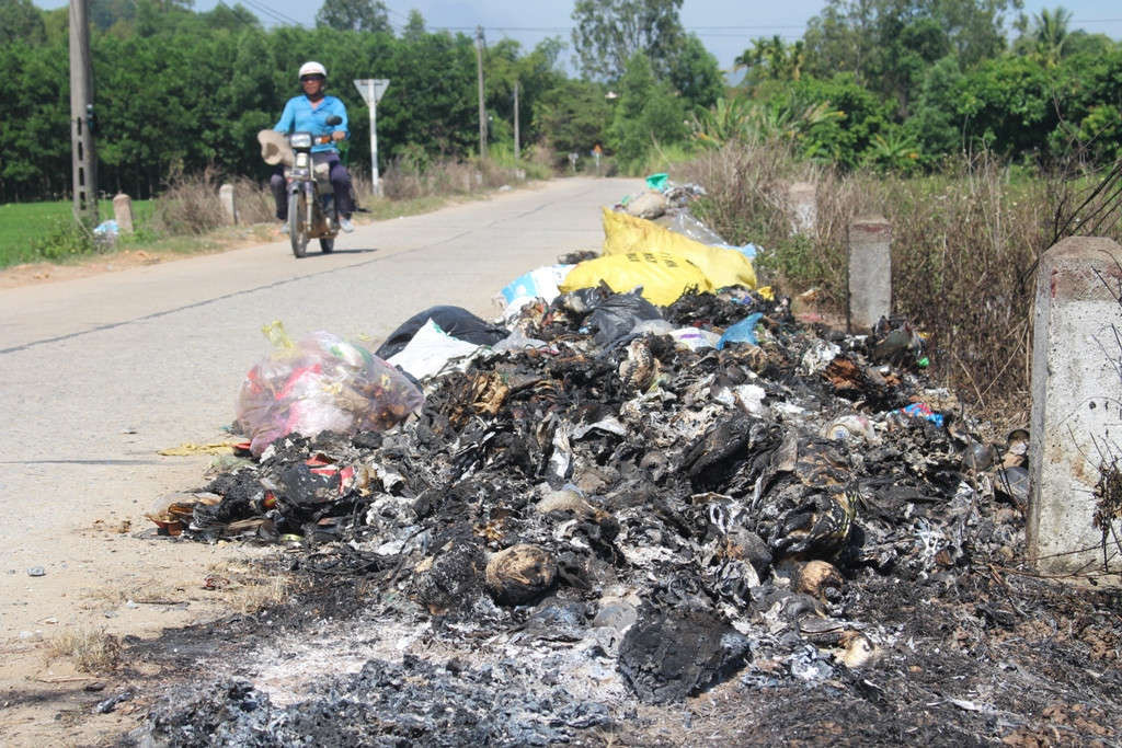 Không có nơi xử lý rác, buộc người dân phải tự xử lý rác bằng cách đốt