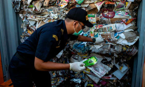 Nhân viên hải quan Indonesia kiểm tra một container chứa đầy rác có nguồn gốc từ Úc, trong đó có các vật liệu nguy hiểm. Ảnh: Juni Kriswanto / AFP / Getty Images