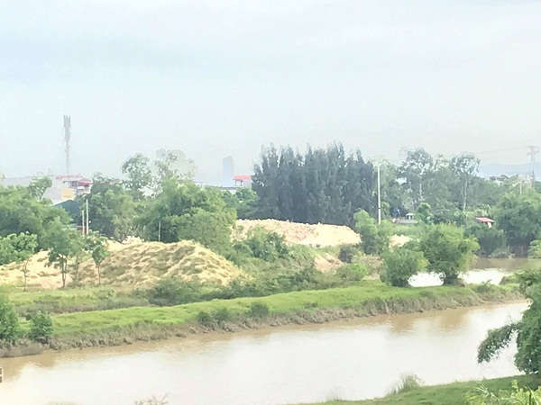 Sau nhiều lần gia hạn, bãi tập kết cát ở xã Hoằng Minh vẫn chưa hoàn thiện hồ sơ, thủ tục.