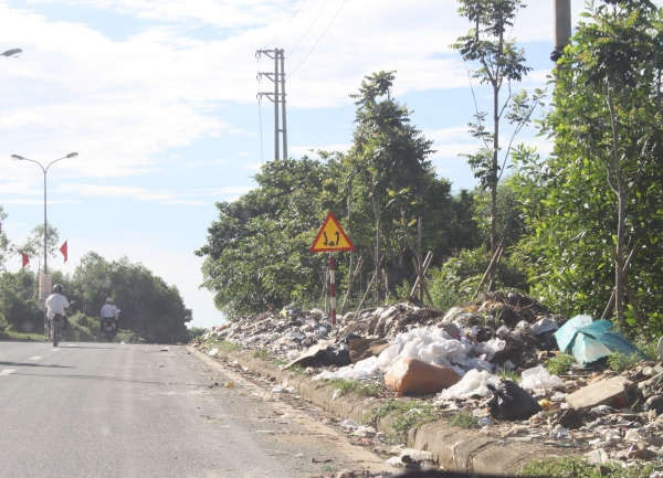 Rác thải nằm ngổn ngang bên hành lang trục đường Hồ Chí Minh qua thị trấn huyện Hương Khê