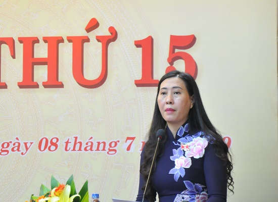 Bà Bùi Thị Quỳnh Vân - Chủ tịch HĐND tỉnh Quảng Ngãi phát biểu tại phiên bế mạc kỳ họp thứ 15, HĐND tỉnh Quảng Ngãi khóa XII (nhiệm kỳ 2016- 2021)