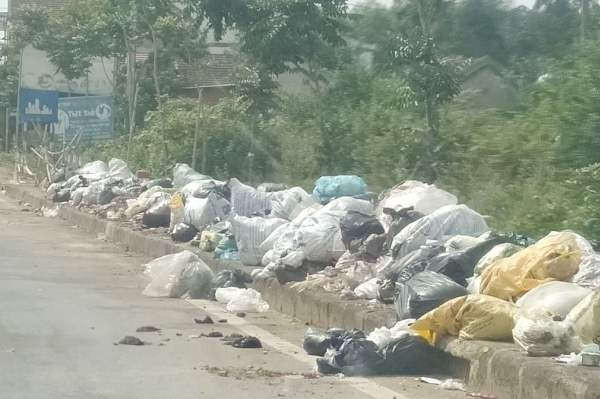 Rác chất đống trên hành lang đường vào trung tâm thị trấn huyện