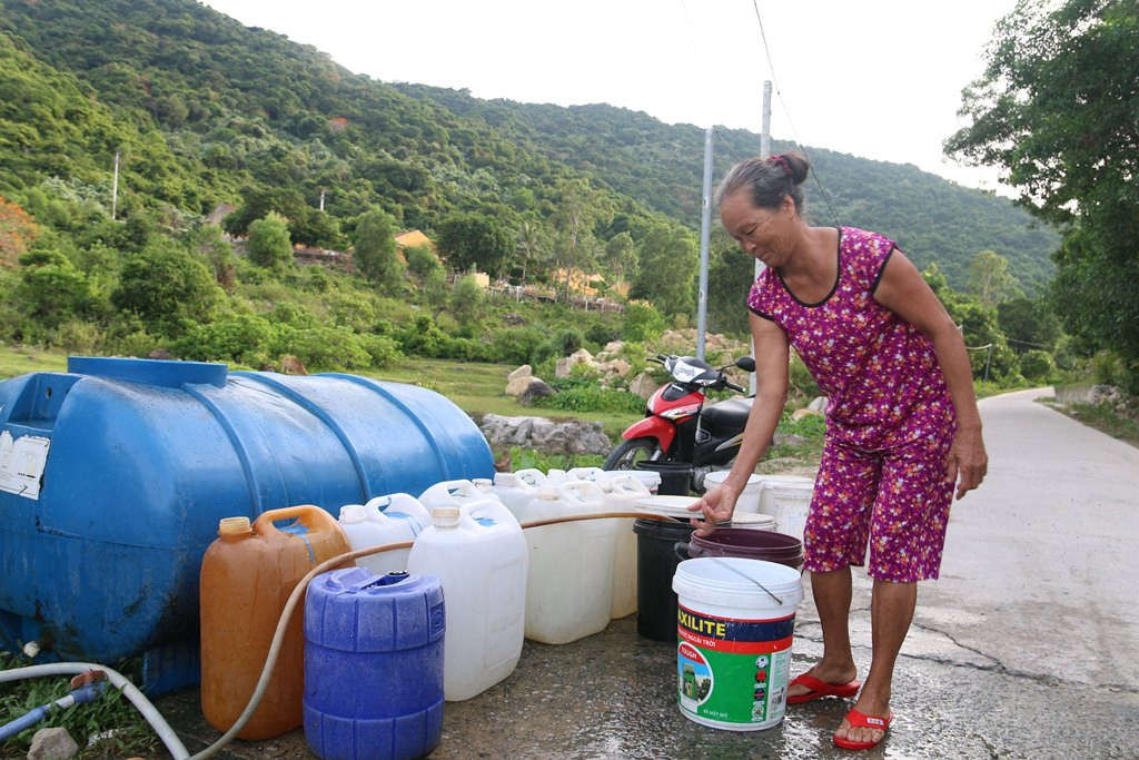 Hàng ngày, bà Nhứt phải đến nơi đặt hệ thống đường dây dẫn nước từ trên suối để lấy nước mang về sinh hoạt