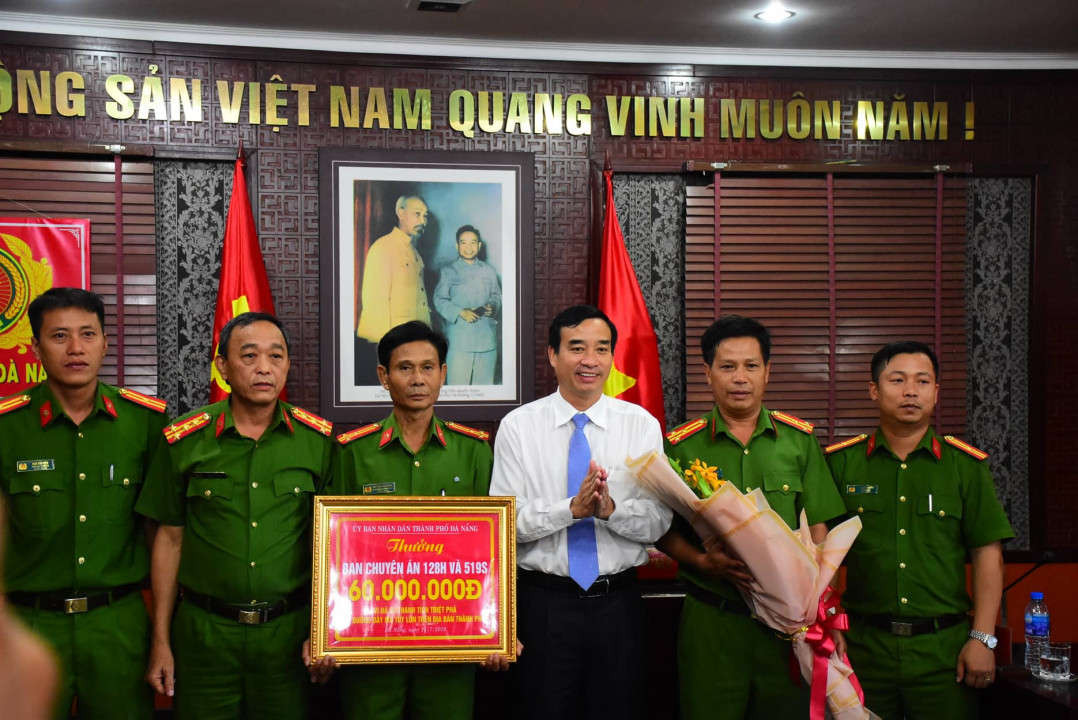 1. Phó Chủ tịch UBND TP. Đà Nẵng Lê Trung Chinh khen thưởng ban chuyên án