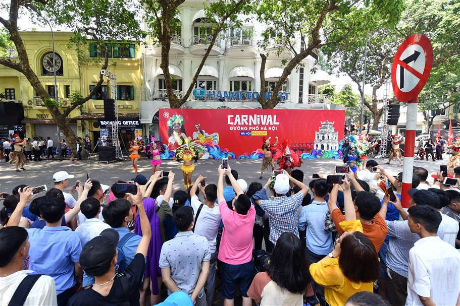Carnival duong pho HN (3)