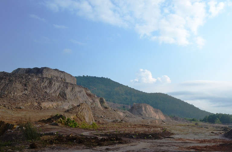 Hàng trăm ha đất đồi núi bỏ hoang hóa tại các mỏ khai thác đất ở Hòa Vang