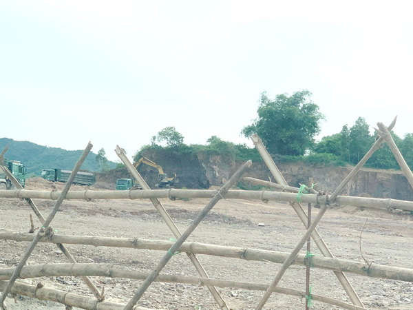 Các xe liên tiếp “ăn đất” tại khu đất ở Tiểu khu 11, Thị trấn Lương Sơn