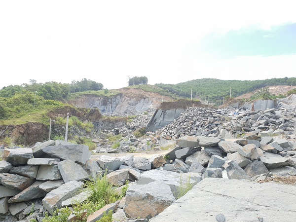Toàn cảnh núi đá Spilit tại đồi Chăn, xã Hà Tân, huyện Hà Trung, Thanh Hóa