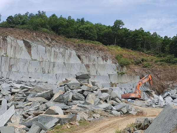 Dù chỉ được cấp phép đá xẻ tận thu, tữ lượng ít, nhưng các mỏ khai thác đá ở đồi Chăn chủ yếu là khai thác đá xẻ