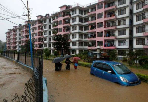 Người dân lội qua dòng nước ngập lụt ở Kathmandu, thủ đô của Nepal để tiến về vùng đất khô