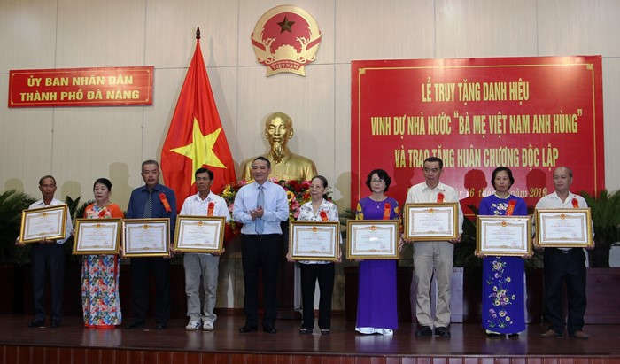 Bí thư Thành ủy Đà Nẵng trao Bằng Bà mẹ Việt Nam anh hùng cho thân nhân các Mẹ