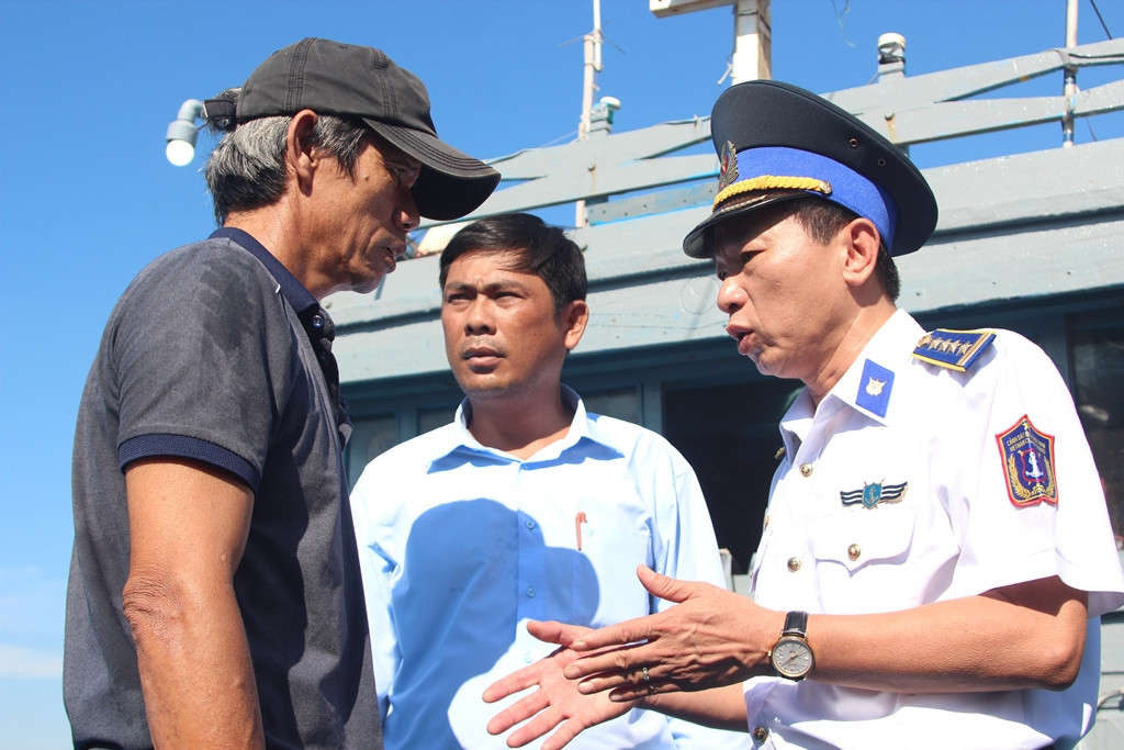 Lãnh đạo Bộ tư lệnh CSB thăm hỏi thuyền viên của tàu cá bị nạn