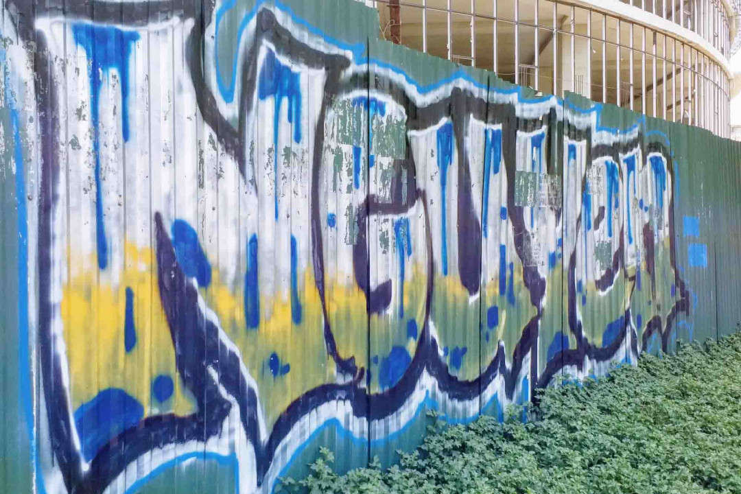 Những năm trở lại đây, trên địa bàn TP. Huế (tỉnh Thừa Thiên Huế) xuất hiện tình trạng bị bôi bẩn bởi phong trào vẽ tranh theo thể loại graffiti ở những bức tôn tường quanh dự án, công trình xây dựng