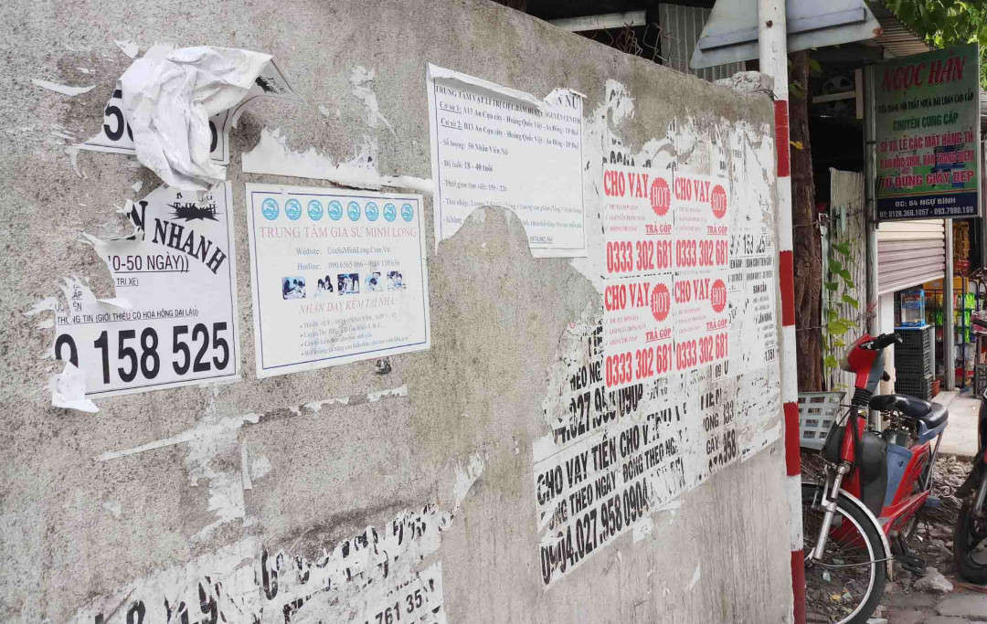 Ngoài tình trạng vẽ chữ, hiện tượng rác thải quảng cáo vẫn còn xuất hiện ở Huế